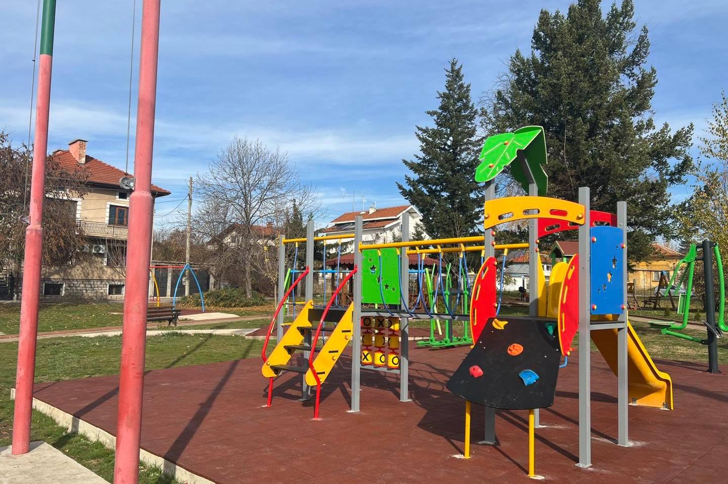 Община Костинброд откри две нови детски площадки