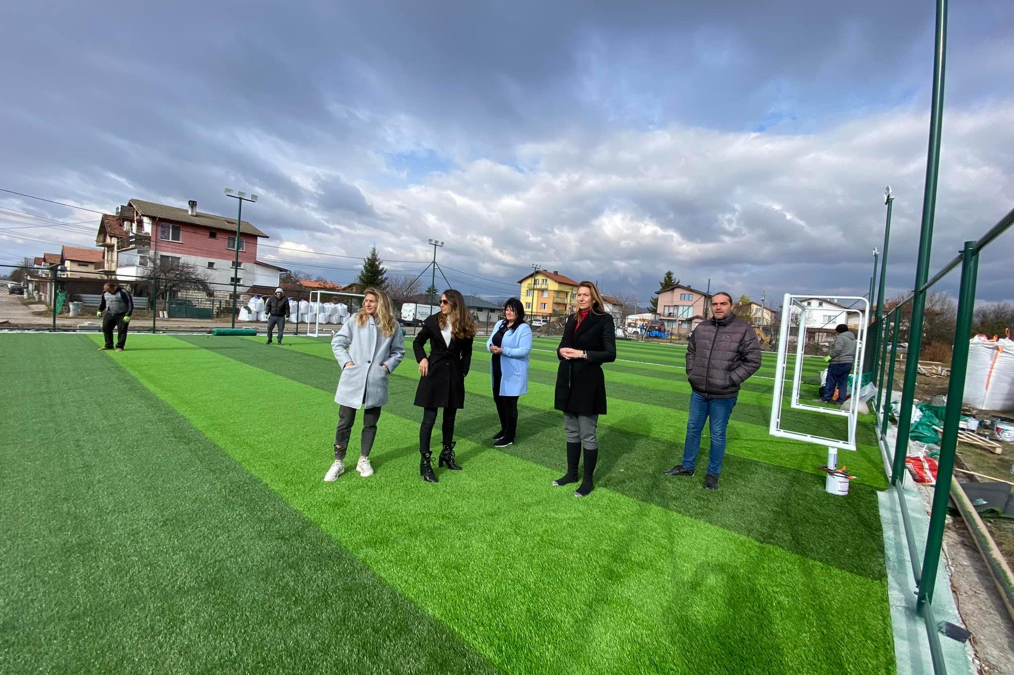 Провериха изграждането на новата спортна площадка в софийското село Мировян