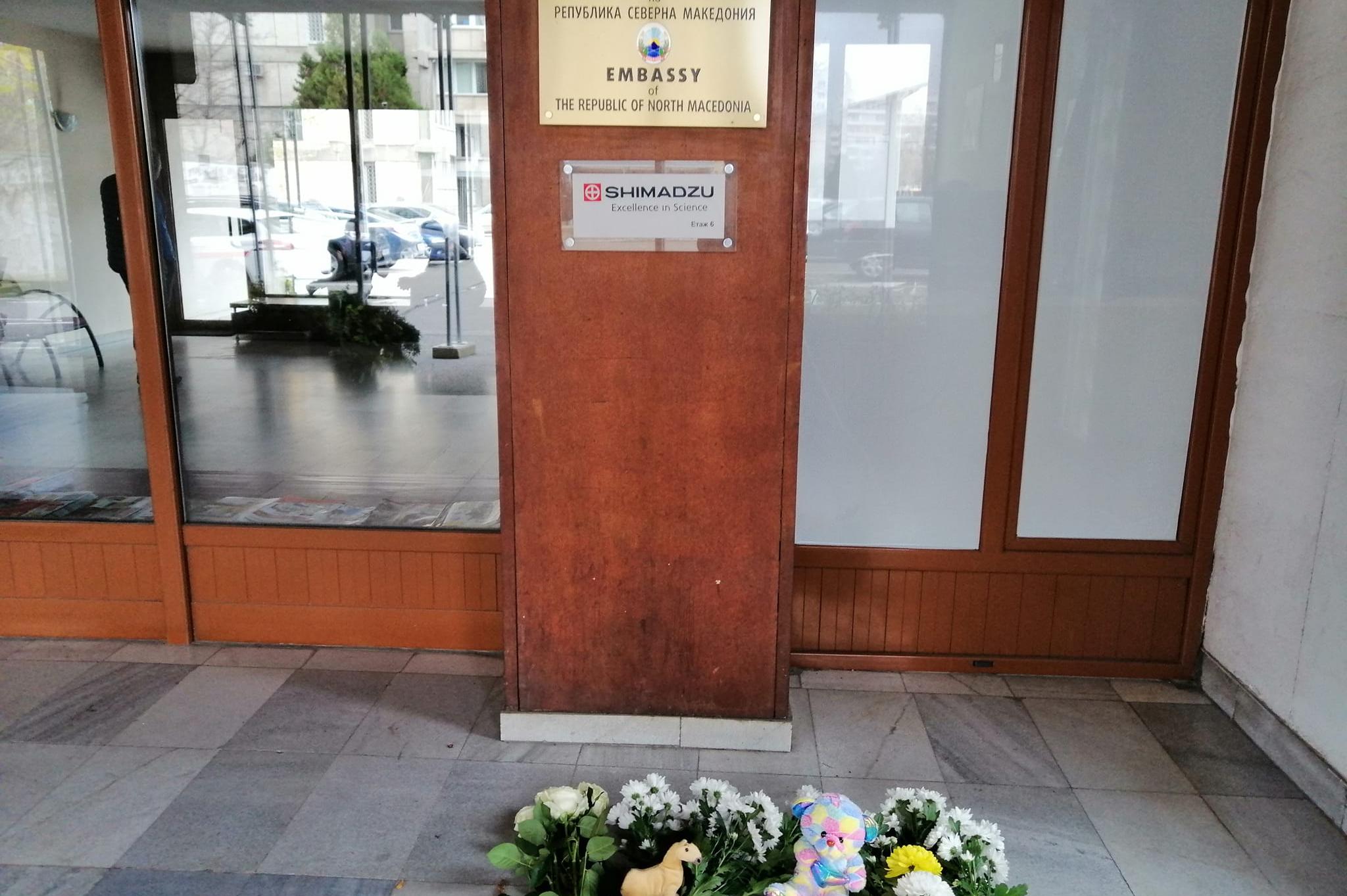 Граждани полагат цветя пред посолството на Македония в София