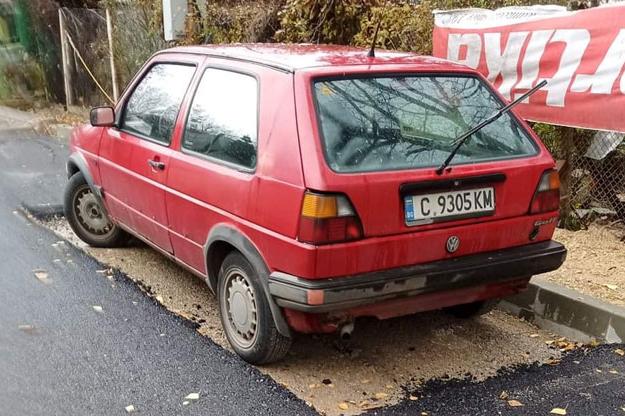 Част от улица в София под паркирана кола остана без асфалт