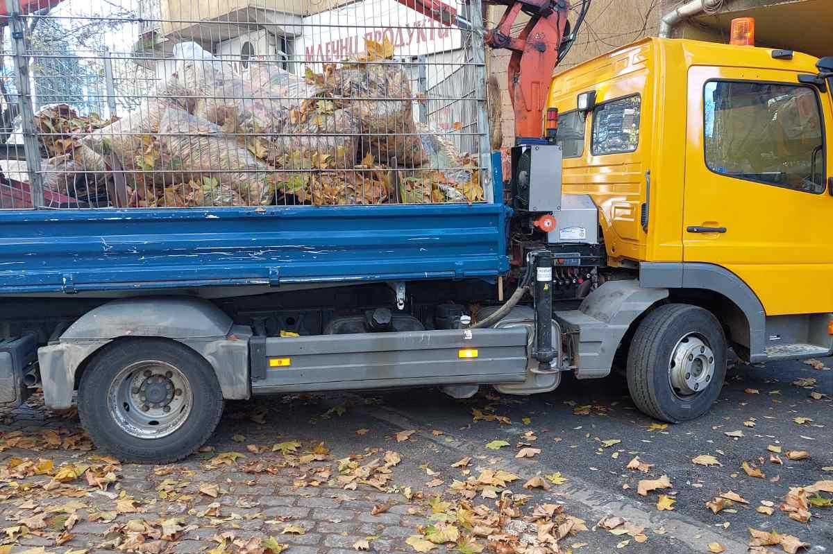 Продължава почистването на есенните листа от улици и булеварди в София