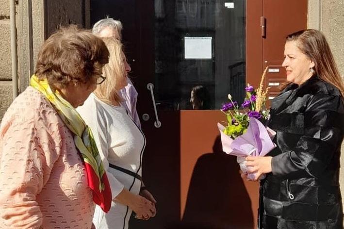 Евгения Алексиева дари книги на клуба на пенсионера и инвалида на бул. „Дим