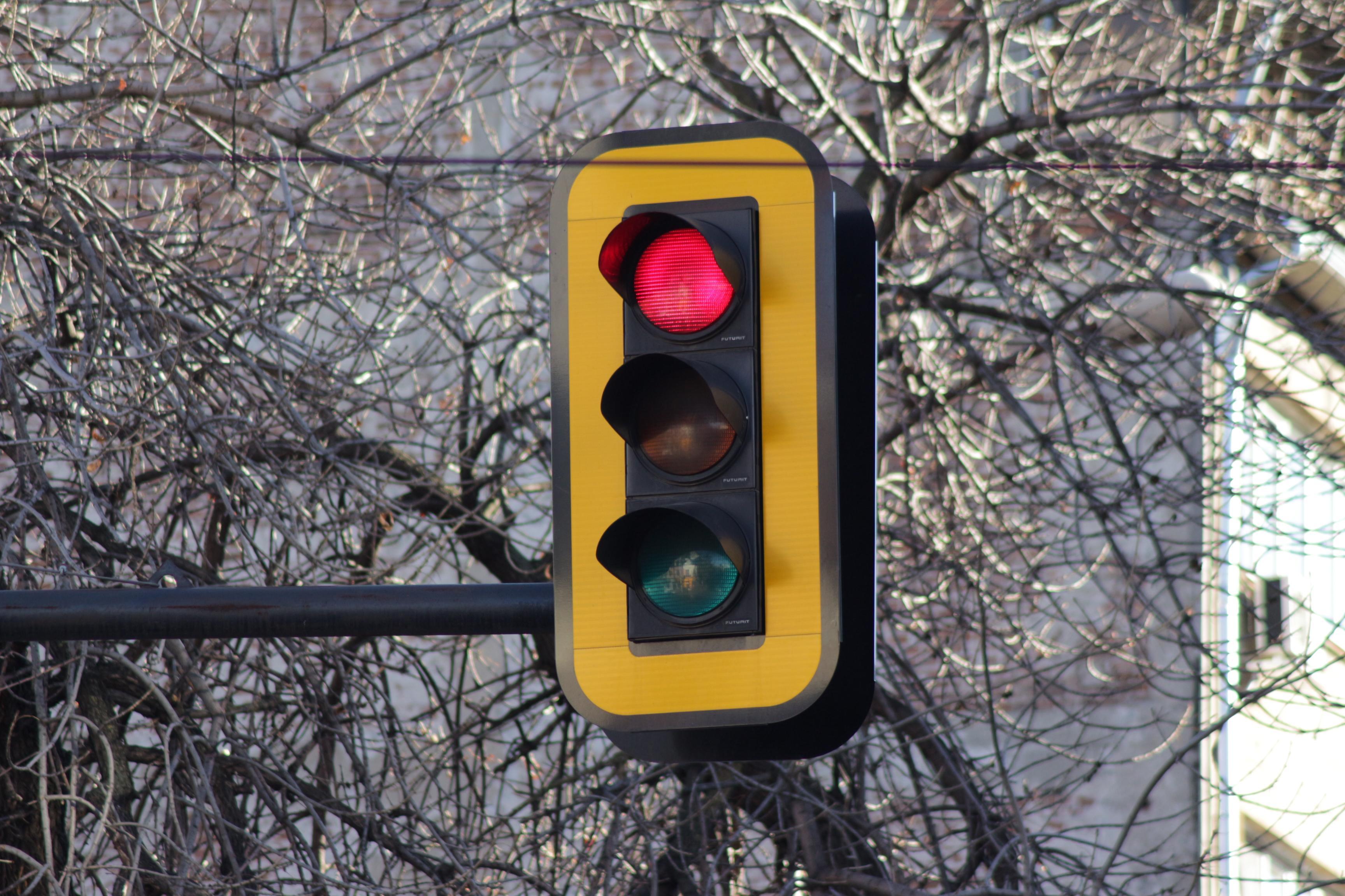 Край с предупредителното мигане на светофарите в София