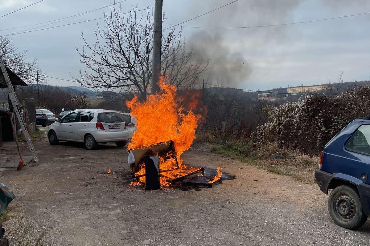 При горене на отпадъци на открито в София, извършителят получи акт