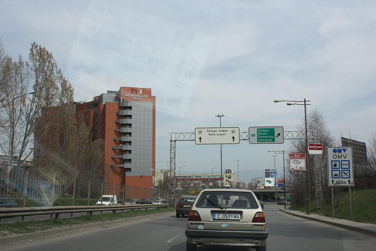 Забраняват левия завой на кръстовището на "Ал. Малинов" в София
