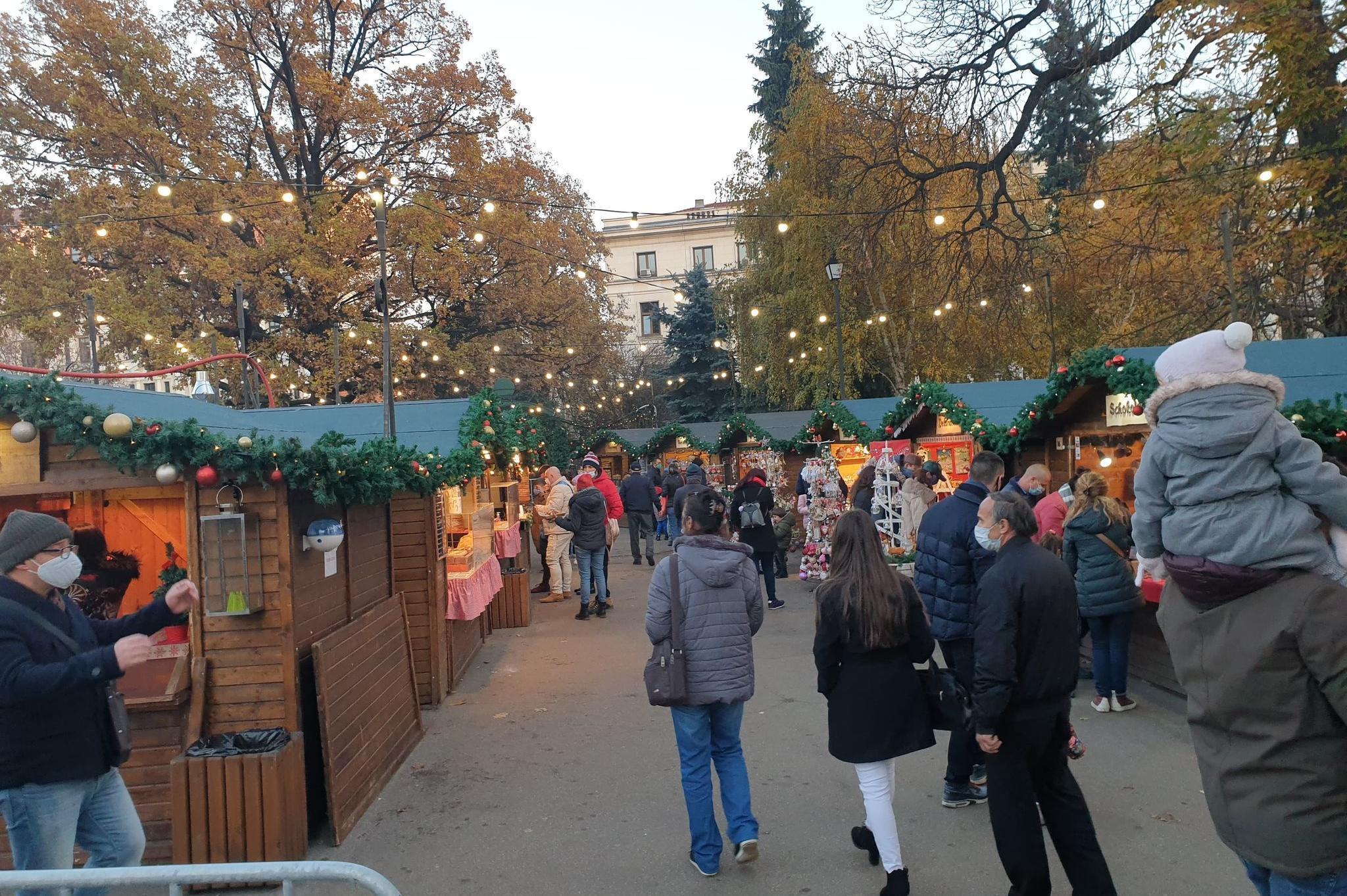 Проверяват коледните базари за уреждане на авторски права в София и странат