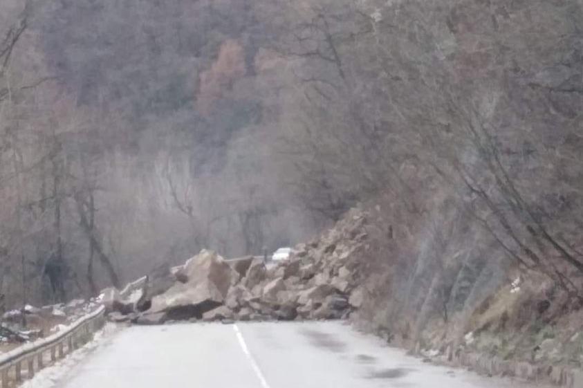 Срутване на скална маса блокира пътя София – Самоков