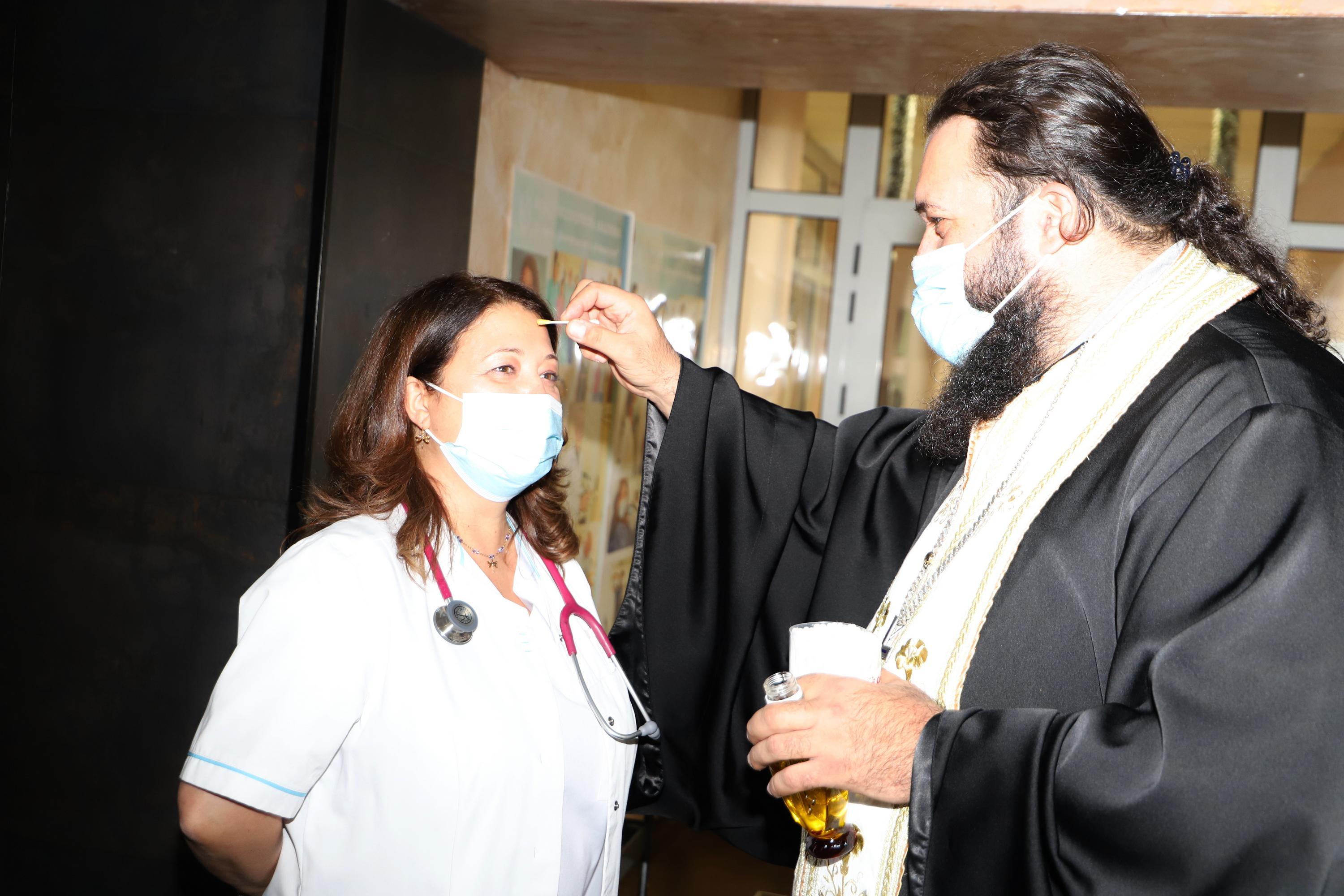 Духовници от Софийската митрополия благословиха медици и пациенти във ВМА