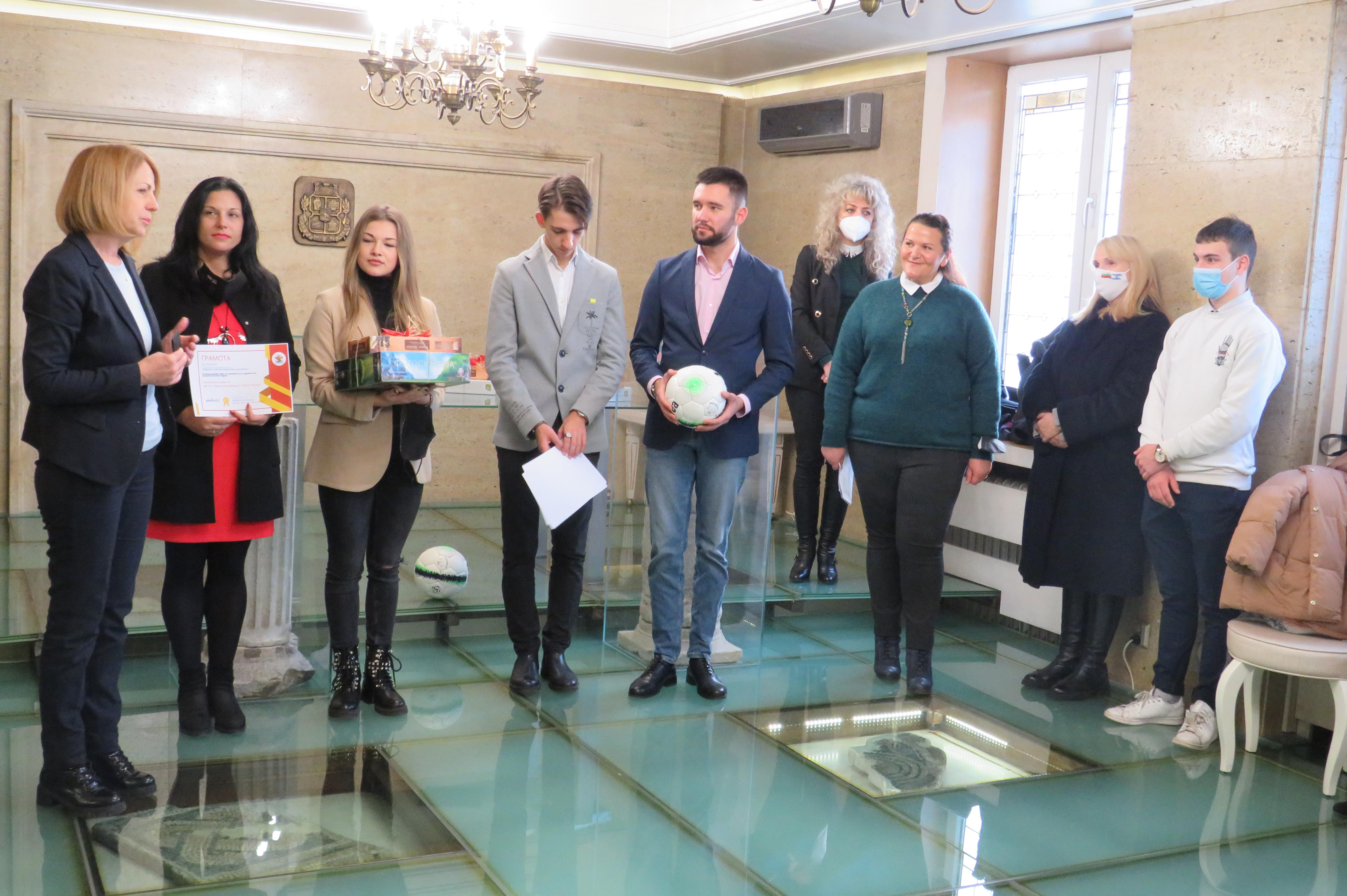 Кметът на София Йорданка Фандъкова награди ученици за благотворителни иници