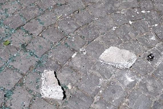 Отломки падат от покрив на кооперация в София