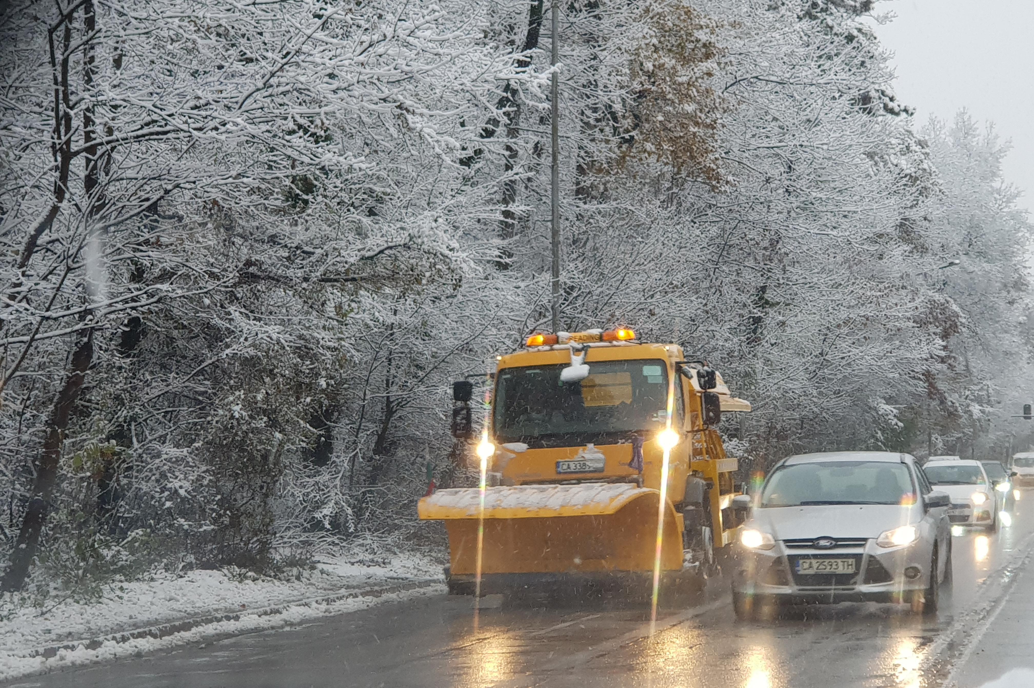 168 машини чистят снега в София