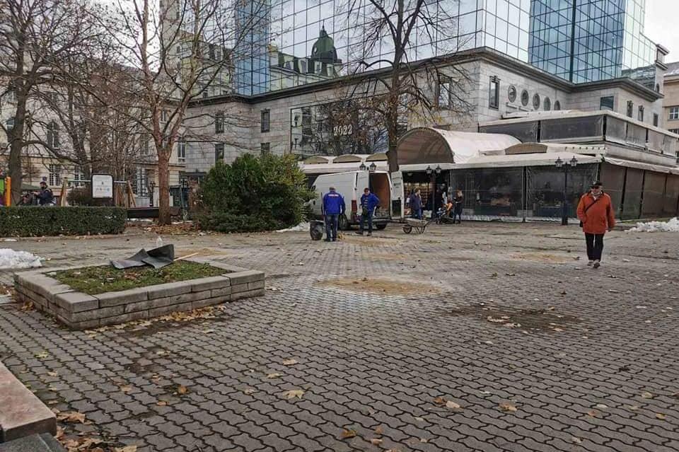 Кметът на "Средец" махна зеления павилион до Софийската художествена галери