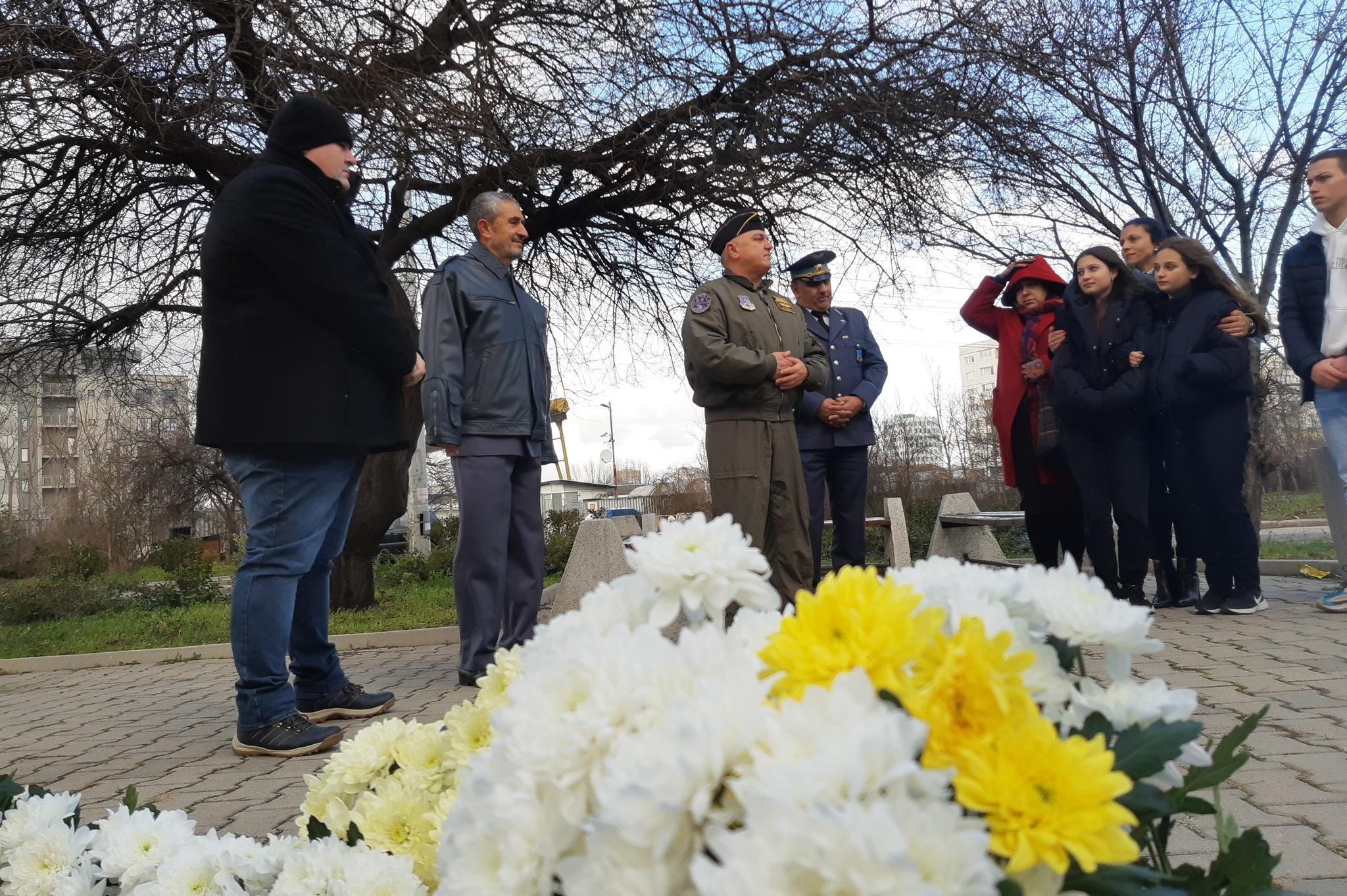 Кметът на "Искър" и ученици поднесоха цветя на паметника на кап. Д. Списаре