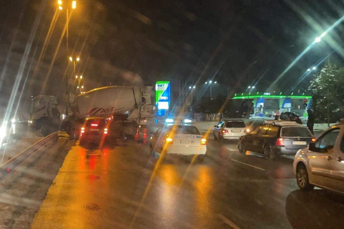 Шофьор на Ауди пострада при катастрофа с бетоновоз на "Славянобълрска"