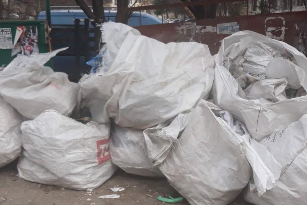 Откриха текстилни отпадъци на тротоар в „Надежда“