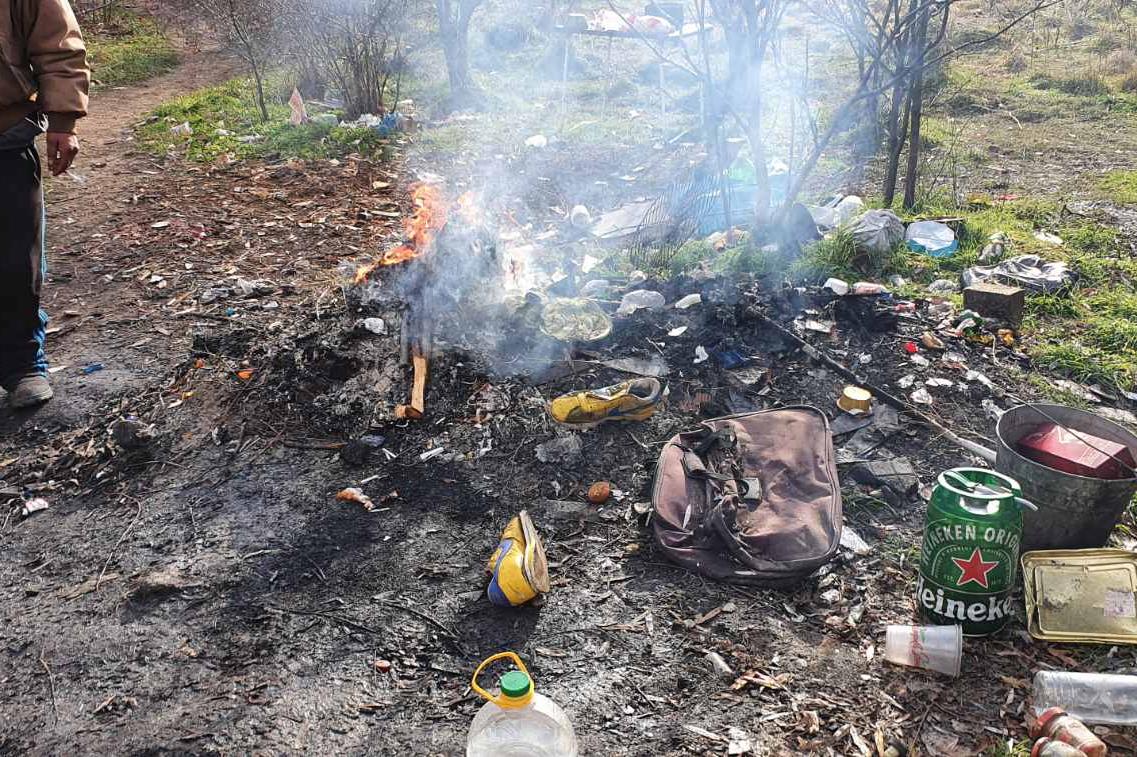 Глобиха мъж, изгарял отпадъци на открито в София