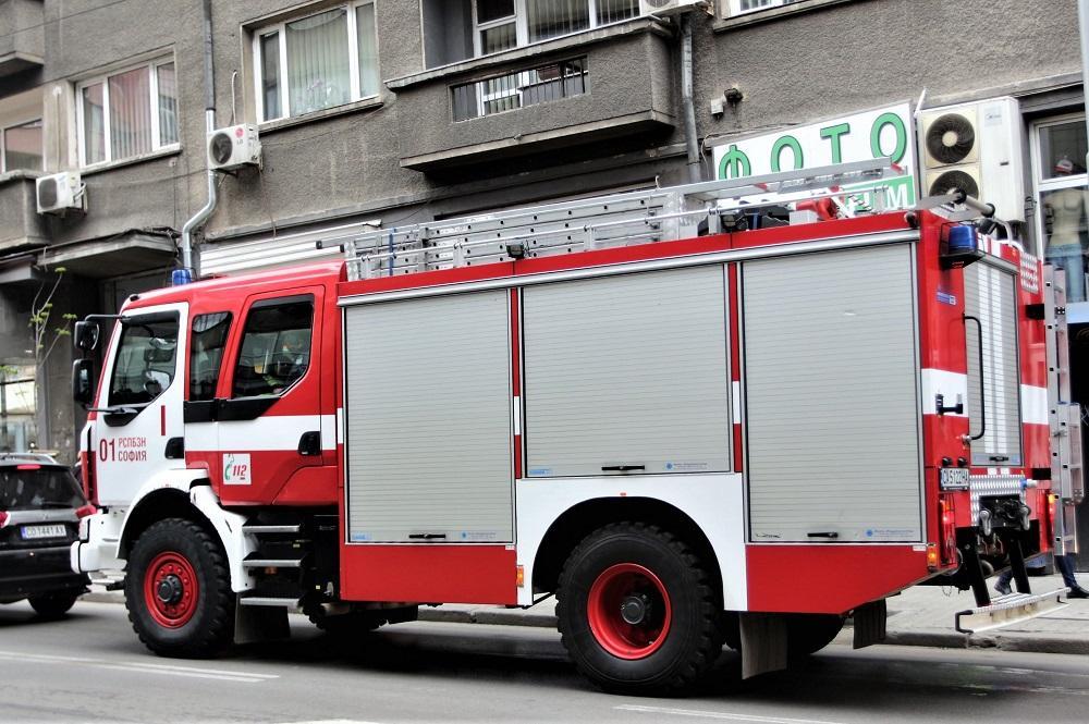 Пожар в сграда затрудни движението на трамваите по „Пиротска“