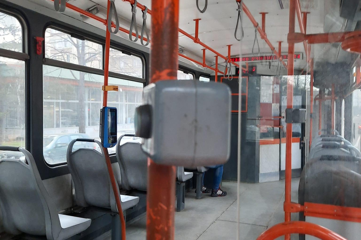 Трамвай 22 в столицата с непочистени ръкохватки и потънал в прах
