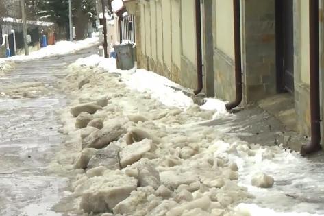 20 см лед блокира улица в столичния квартал „Горна Баня“