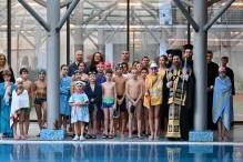 Деца скочиха за светия Кръст в закрит басейн в София