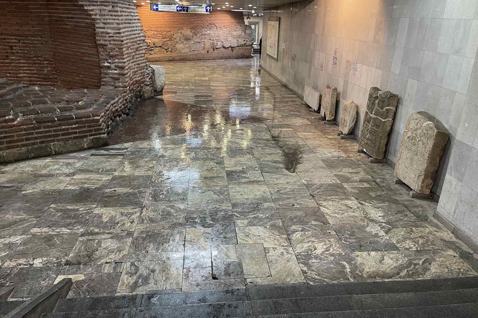 Почистиха драсканиците от стените на подлеза при комплекс "Антична Сердика"