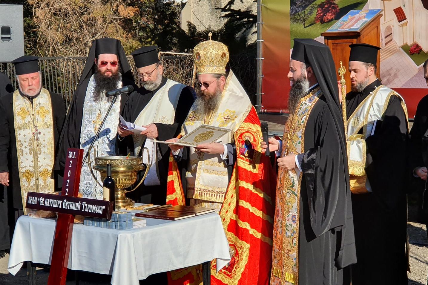 Стотици се събраха на първата копка на православен храм в Люлин