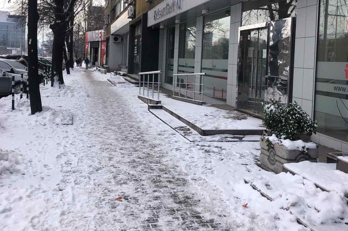 Глобиха търговски обекти в София за непочистен сняг и лед