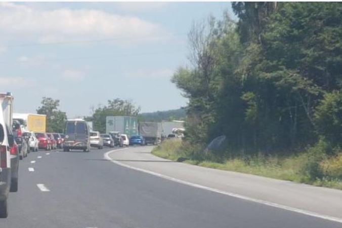 Аварирал тежкотоварен камион блокира движението по път София-Ботевград