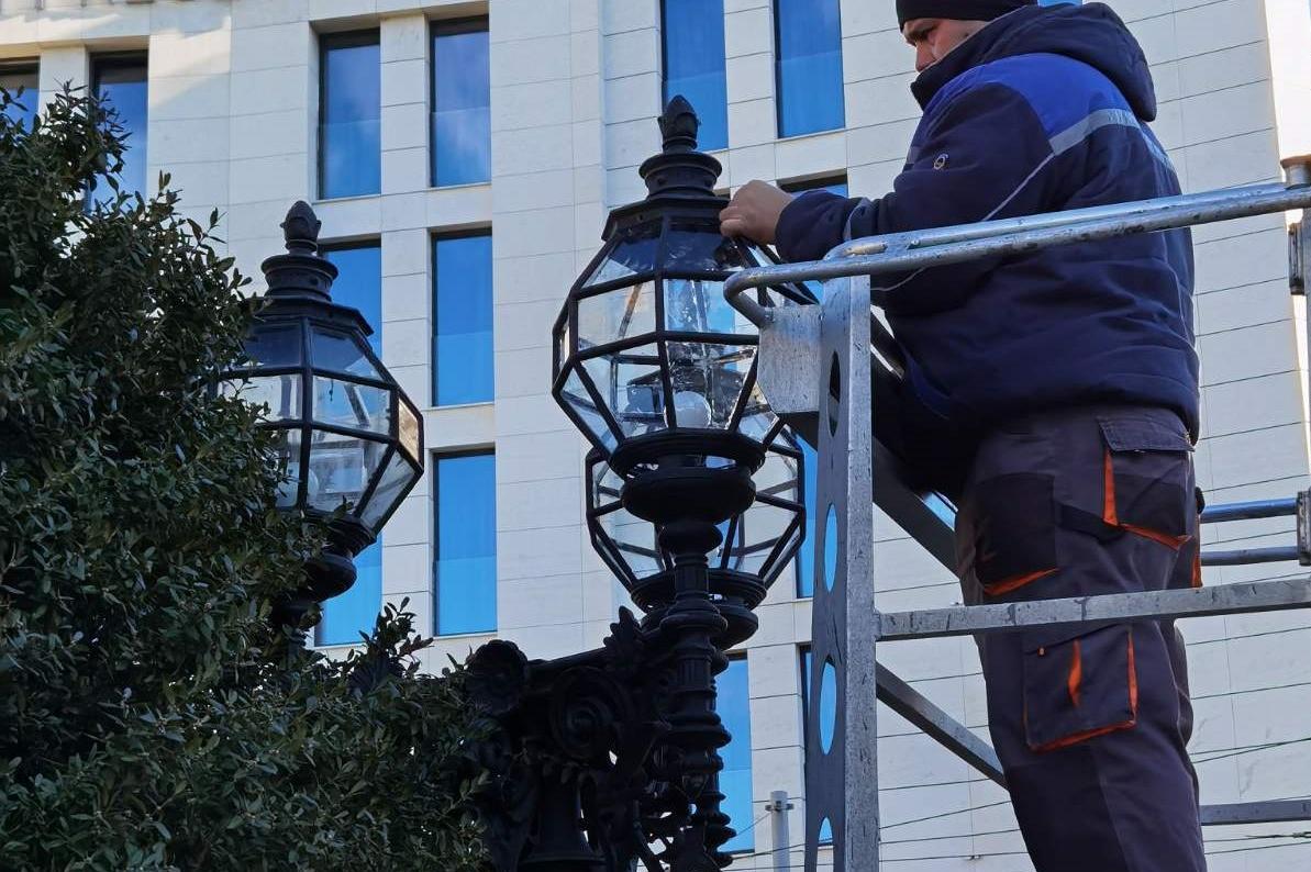 Монтираха фенерите на площада при Паметника на Васил Левски в София