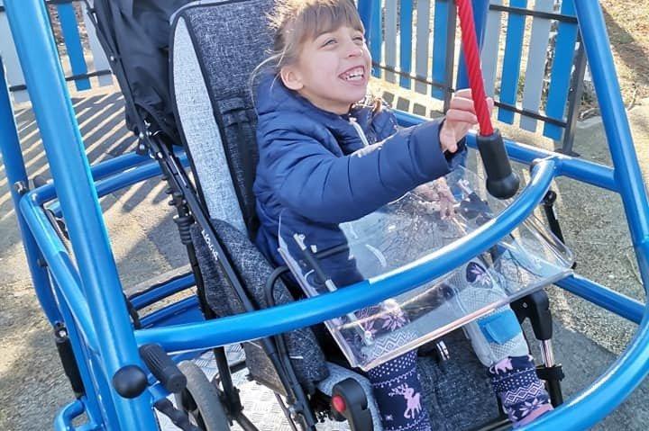 Деца с увреждания се радват на новата люлка в Северен парк
