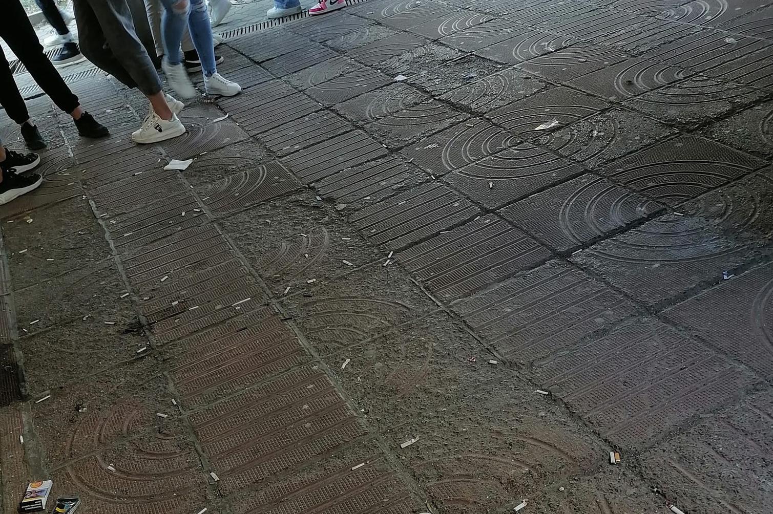 Ученици затрупаха с фасове тротоар до столично училище