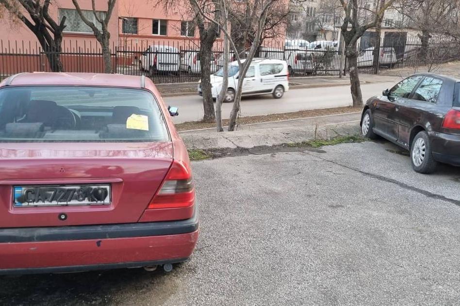 Вече година 10 автомобила със стикери са закотвени в "Гевгелийски"