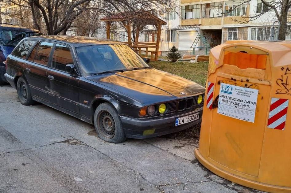 Вече година 10 автомобила със стикери са закотвени в "Гевгелийски"