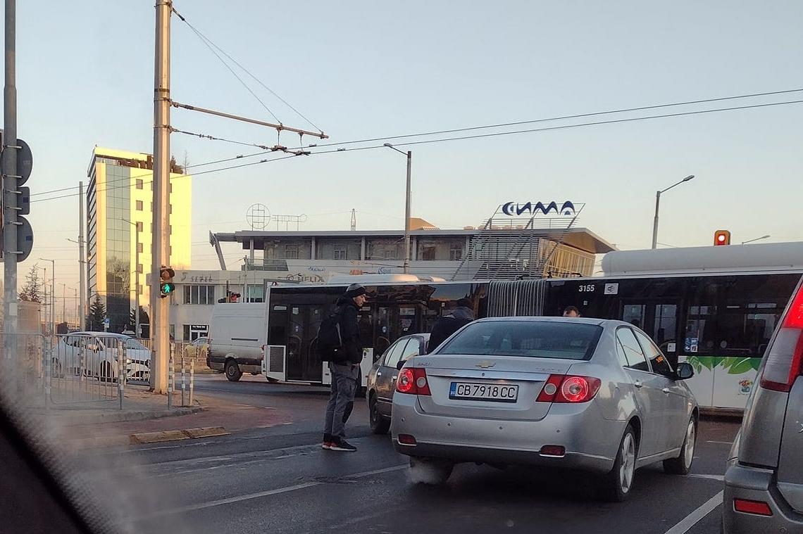 Катастрофа на кръстовище на "Цв. Лазаров" затруднява движението