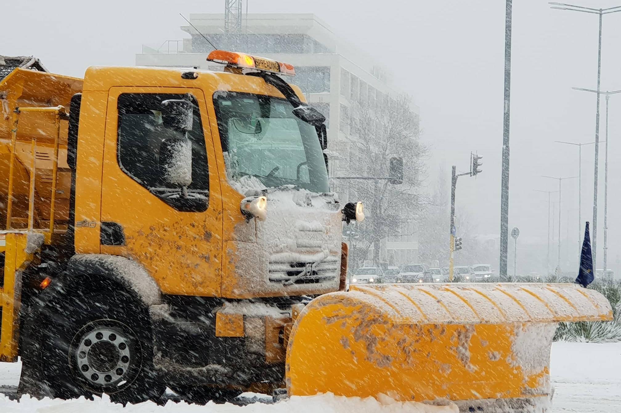 Над 90 снегопочистващи машини обработват улици и булеварди в София