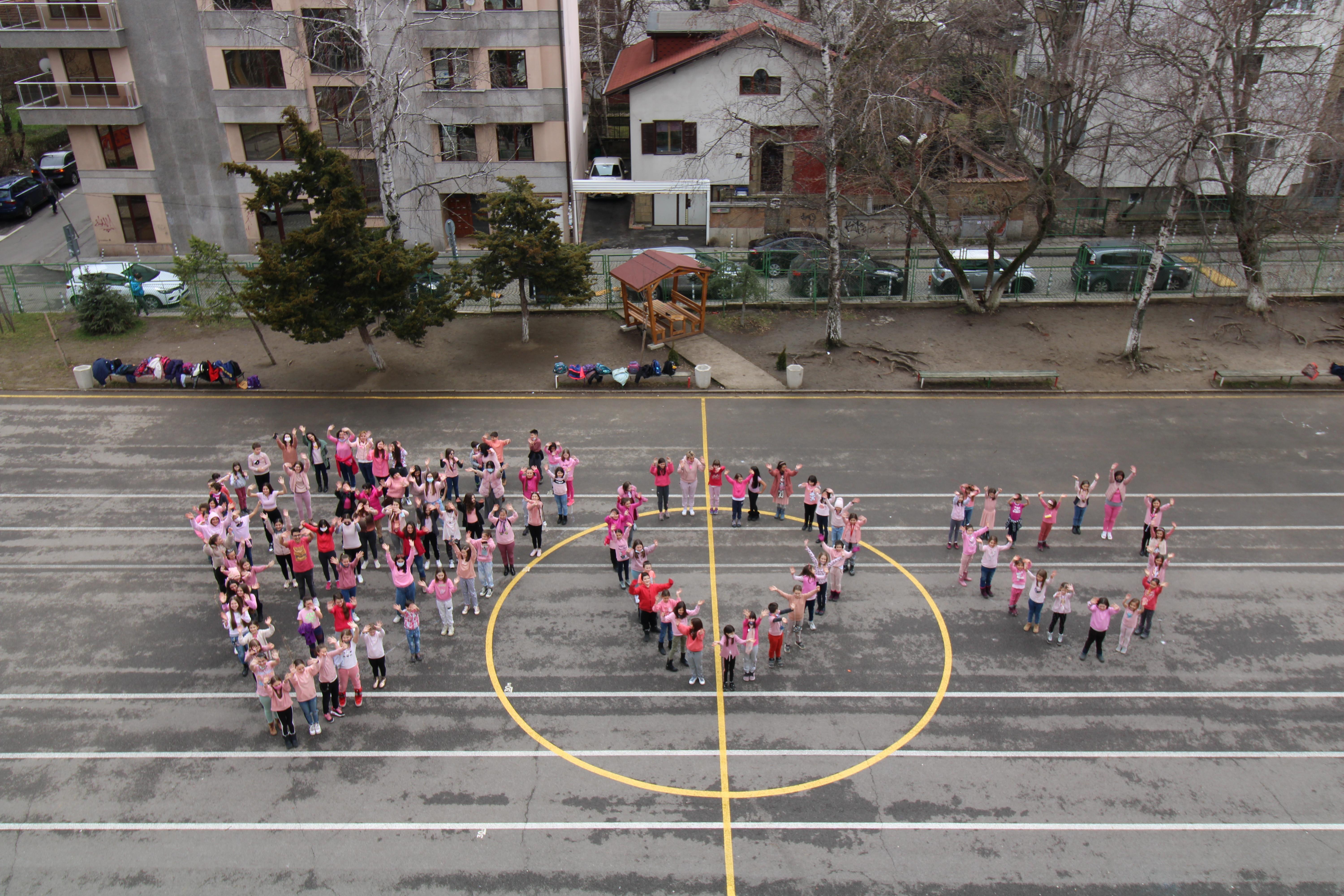 Ученици от столичното "Добри Войников" се подредиха в розови сърца срещу то
