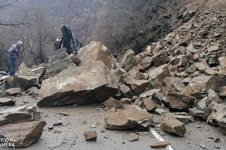 Пътят София - Самоков продължава да е опасен от паднали скали
