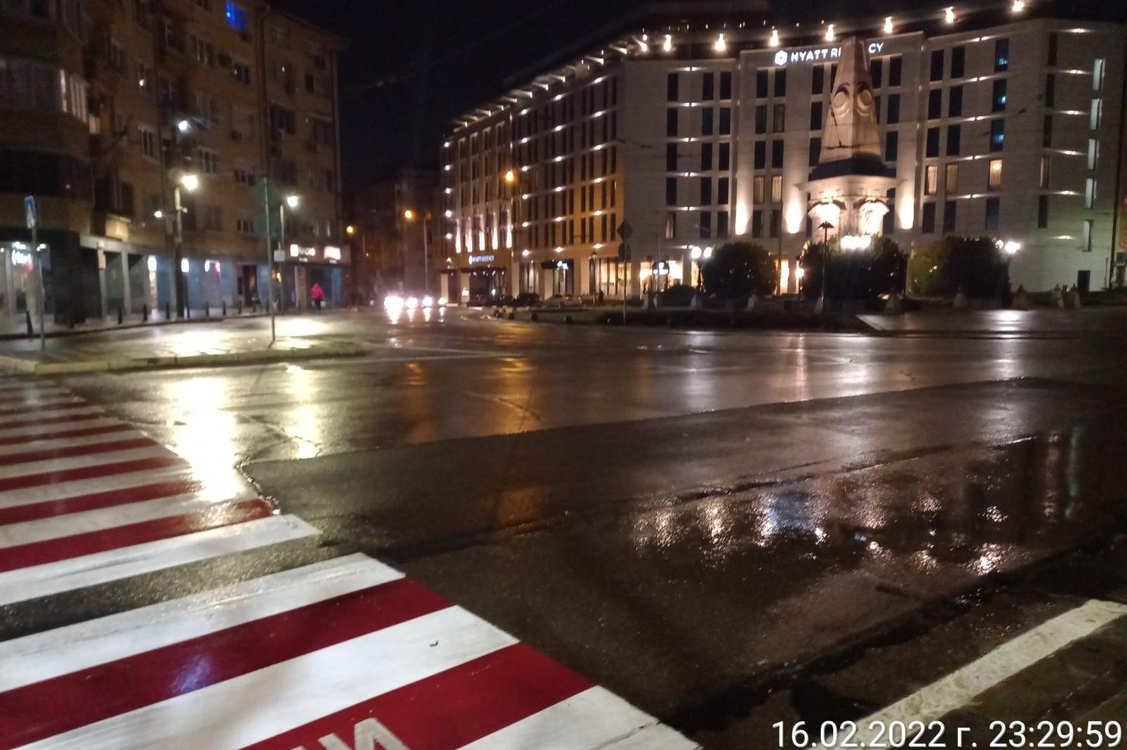 В София измиха пътните платна и тротоари