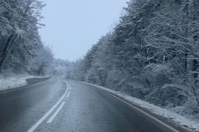 Снегът временно спря движението на МПС над 12 т по АМ "Тракия" в посока Соф