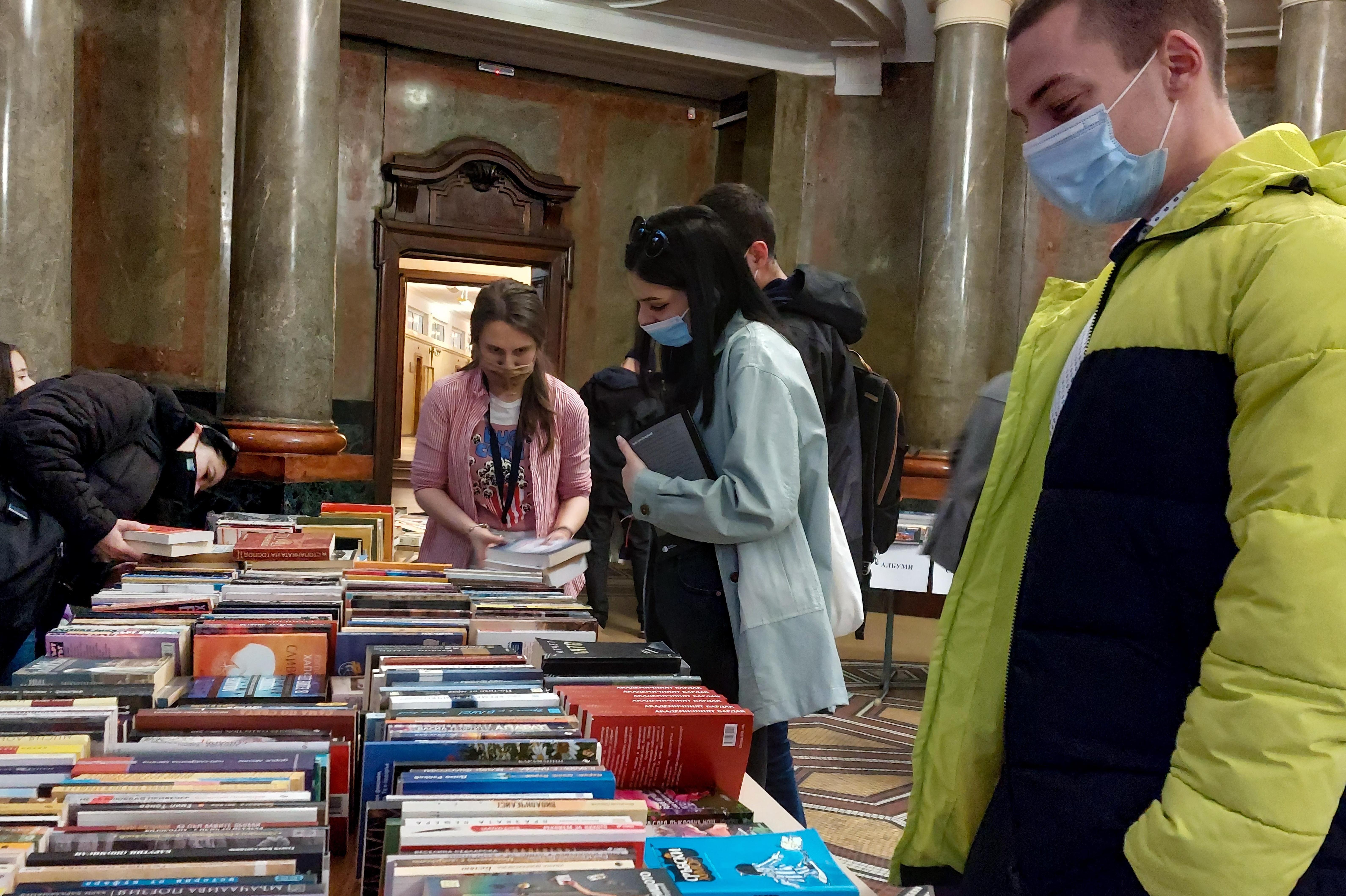 Книжният базар на Софийския университет събра над 30 хил. лв.