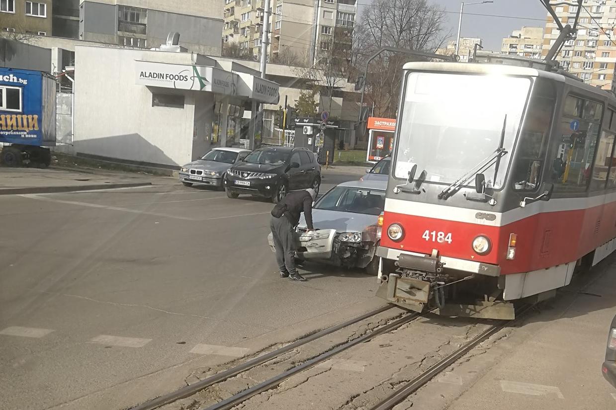 Кола и трамвай отново се удариха, този път на бул. Възраждане