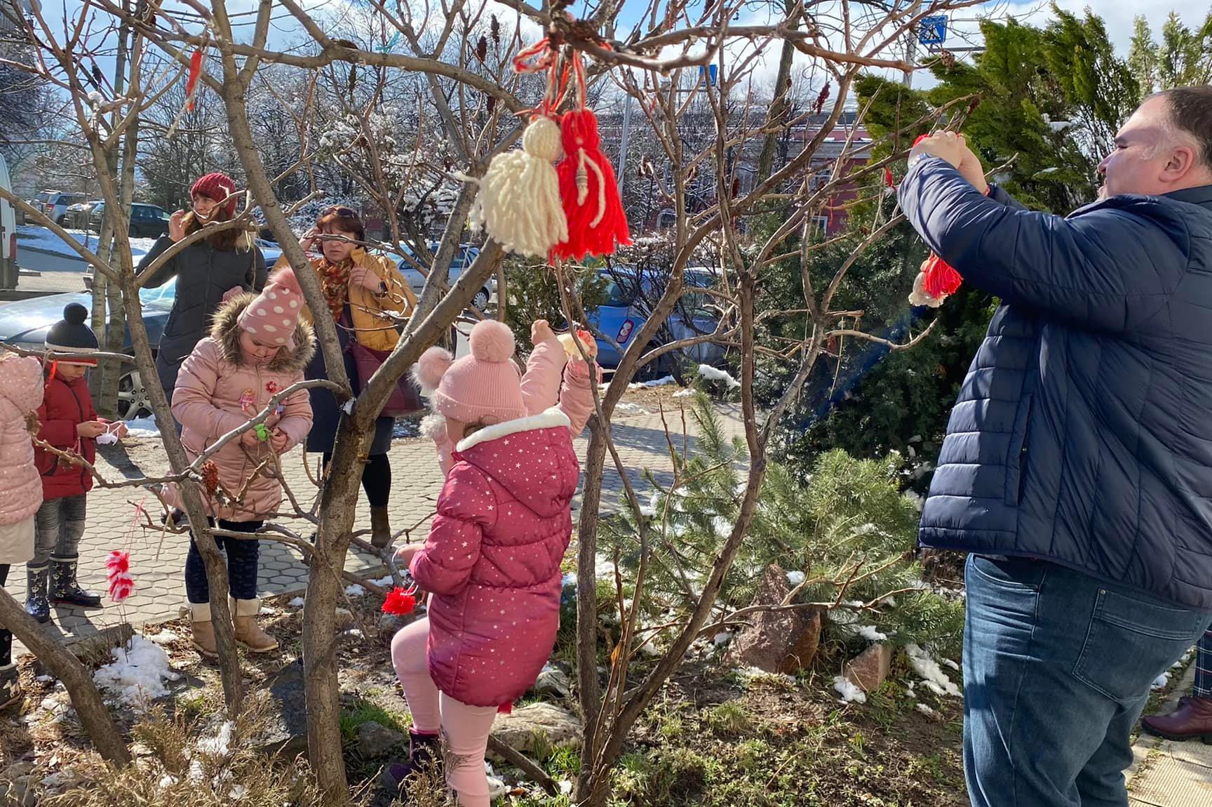 Деца и кмет украсиха с мартеници дръвче в район „Искър“