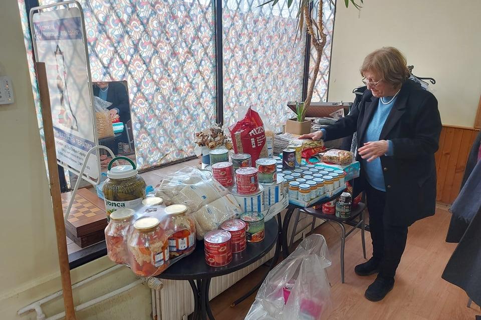 Десетки хора от район „Триадица“ помагат на украинските бежанци