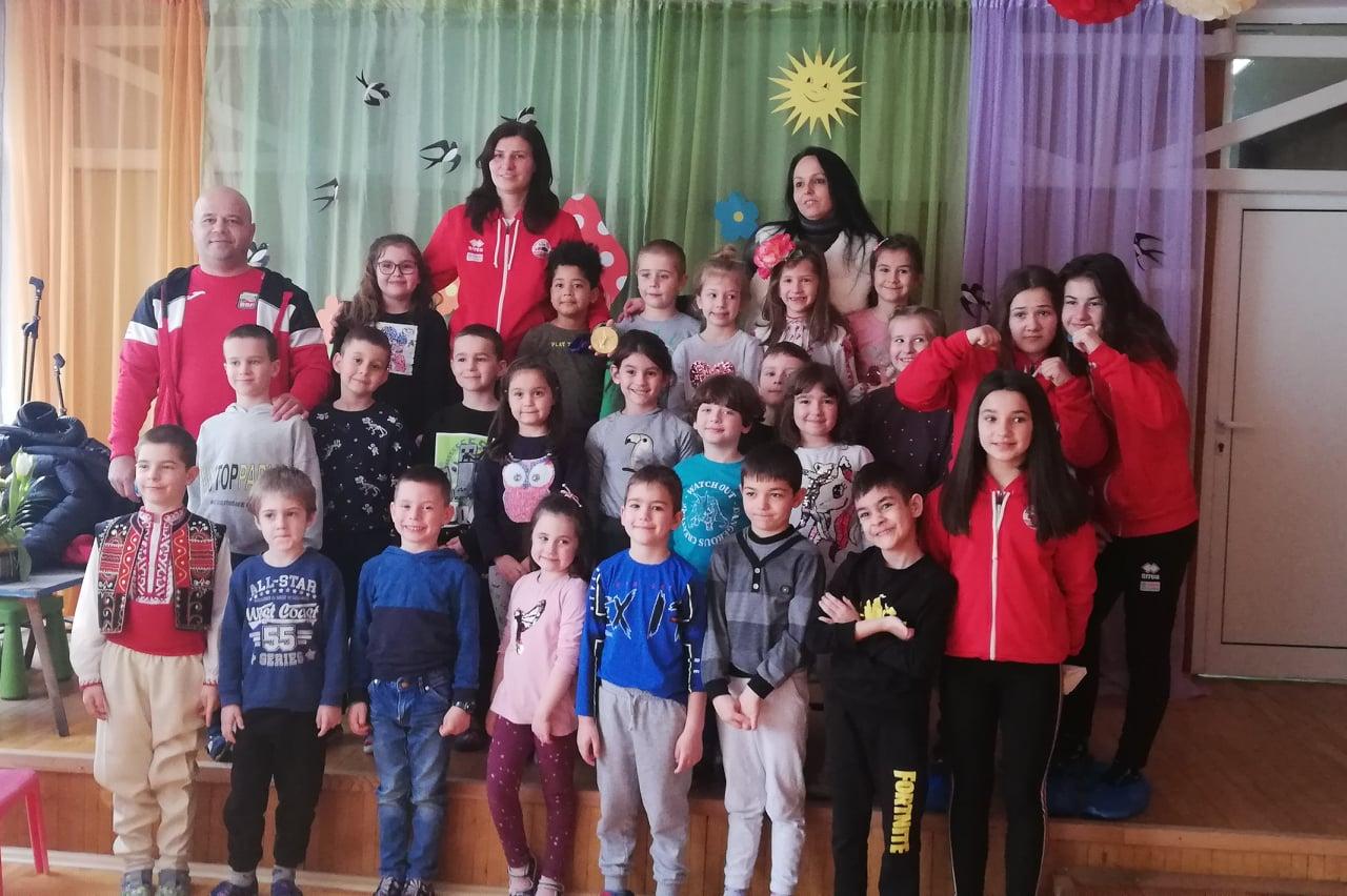 Софийски деца тренираха с шампионката по бокс Стойка Кръстева