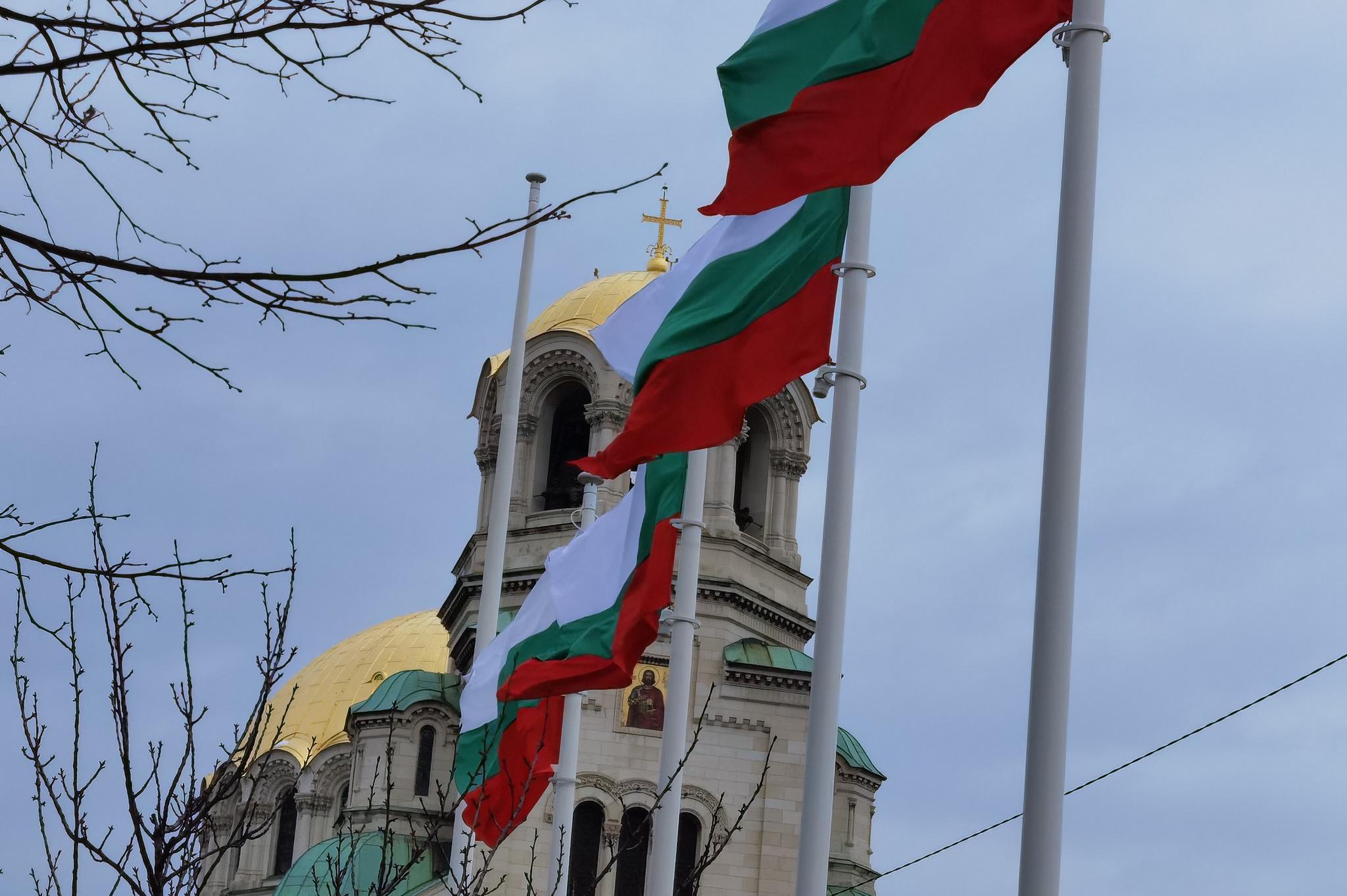 С артилерийски салюти издигнаха българското знаме в центъра на София по слу