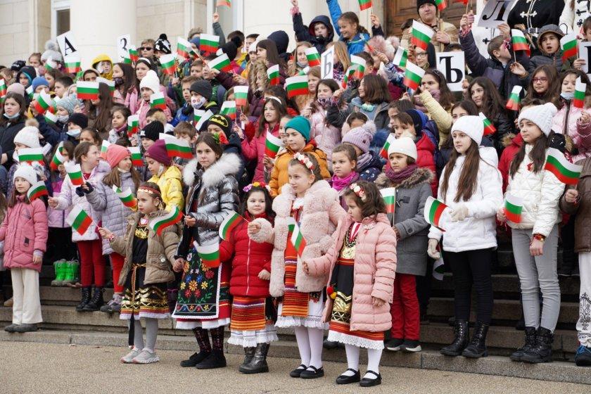 Над 200 деца рецитираха „Аз съм българче“ пред Националната библиотека