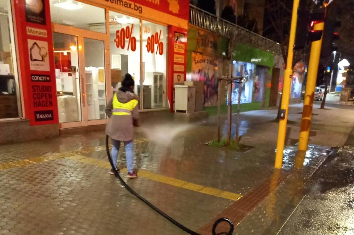 Мият улиците в столичните "Триадица" и "Студентски"