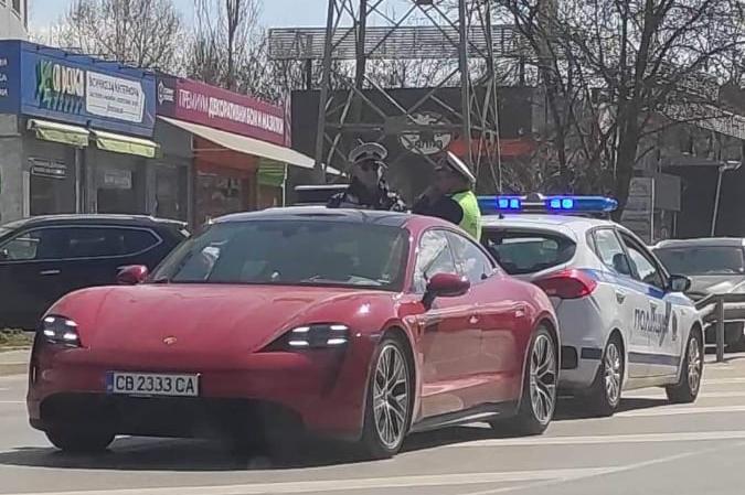 Шофьор с Порше засича на Околовръстното в София, излиза с метална тръба да 