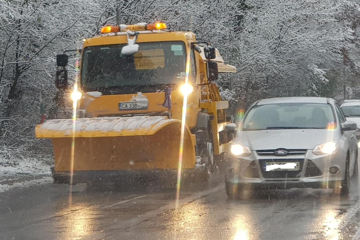 Обработват трасетата на градския транспорт срещу заледяване заради снеговал