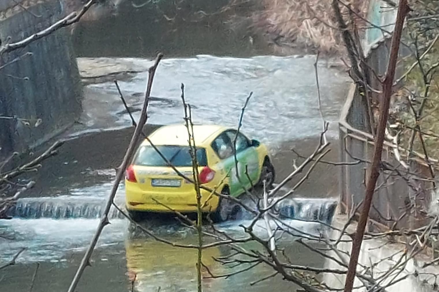 Такси стана амфибия, потопи се в реката на 4-ти км